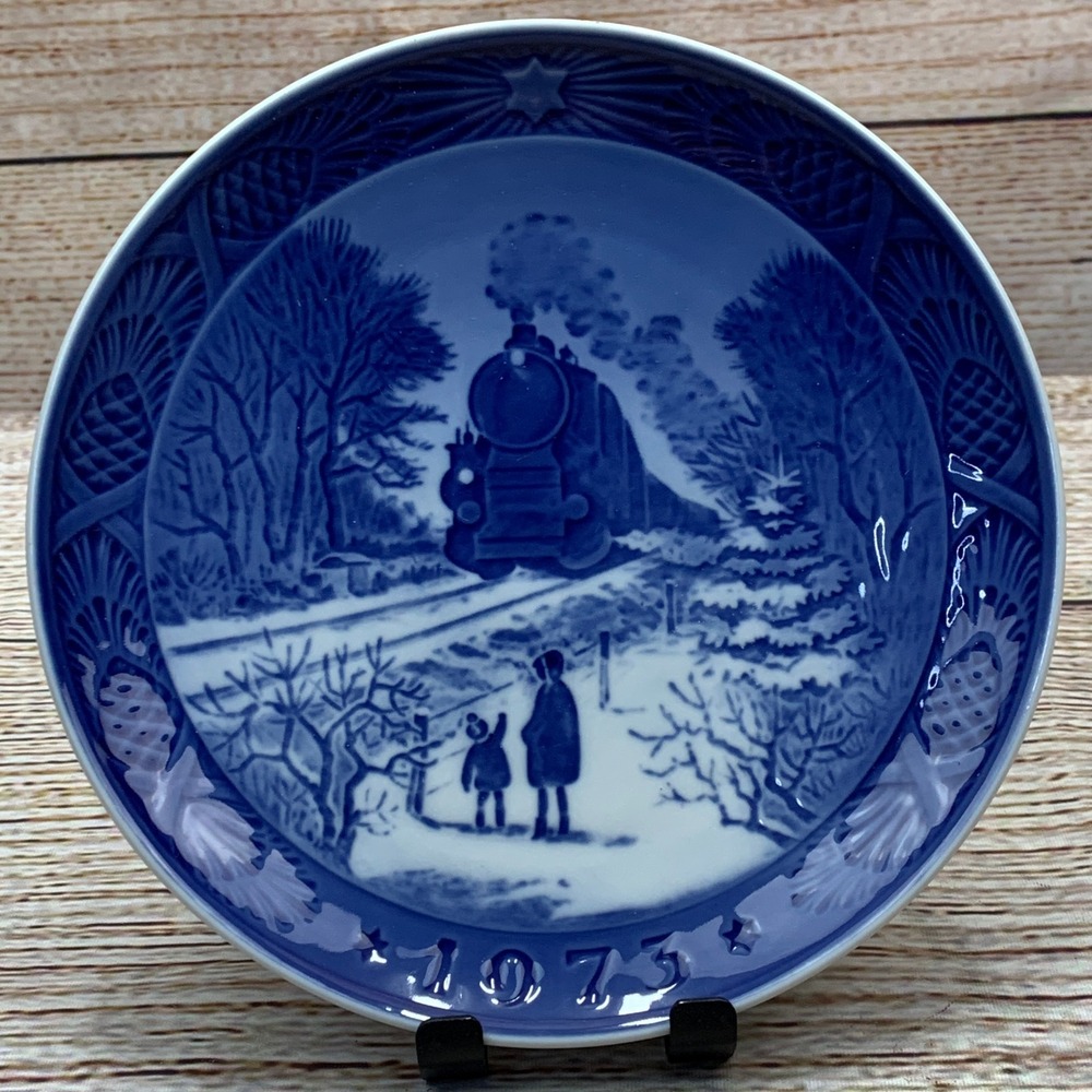 Royal Copenhagen 1973 Hjem Til Jul Going Home For Christmas 7" Collector Plate